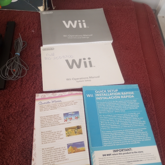 Wii Black Console with New Super Mario Brothers Wii and Music CD - Picture 5 of 14